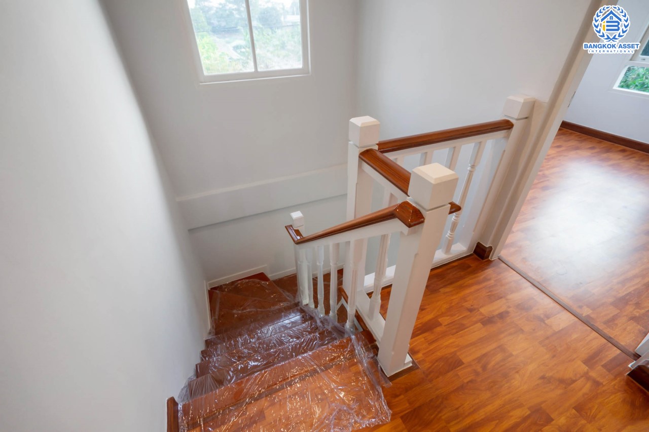 บ้านมือสองตกแต่งใหม่ คุณภาพแบรนด์ LH ม.ชลลดา บางใหญ่-เซ็นทรัลเวสต์เกต เนื้อที่ 52.5 ตร.ว. ฟังก์ชั่น 4 ห้องนอน(มีห้องนอนชั้นล่าง) 2 ห้องน้ำ Facilities ครบครัน พร้อมทุกการเข้าอยู่ บนทำเลเดินทางสะดวก ใกล้ ถ.กาญจนาภิเษก และเพียง 10 นาทีถึงรถไฟฟ้า "สถานีคลองบางไผ่"